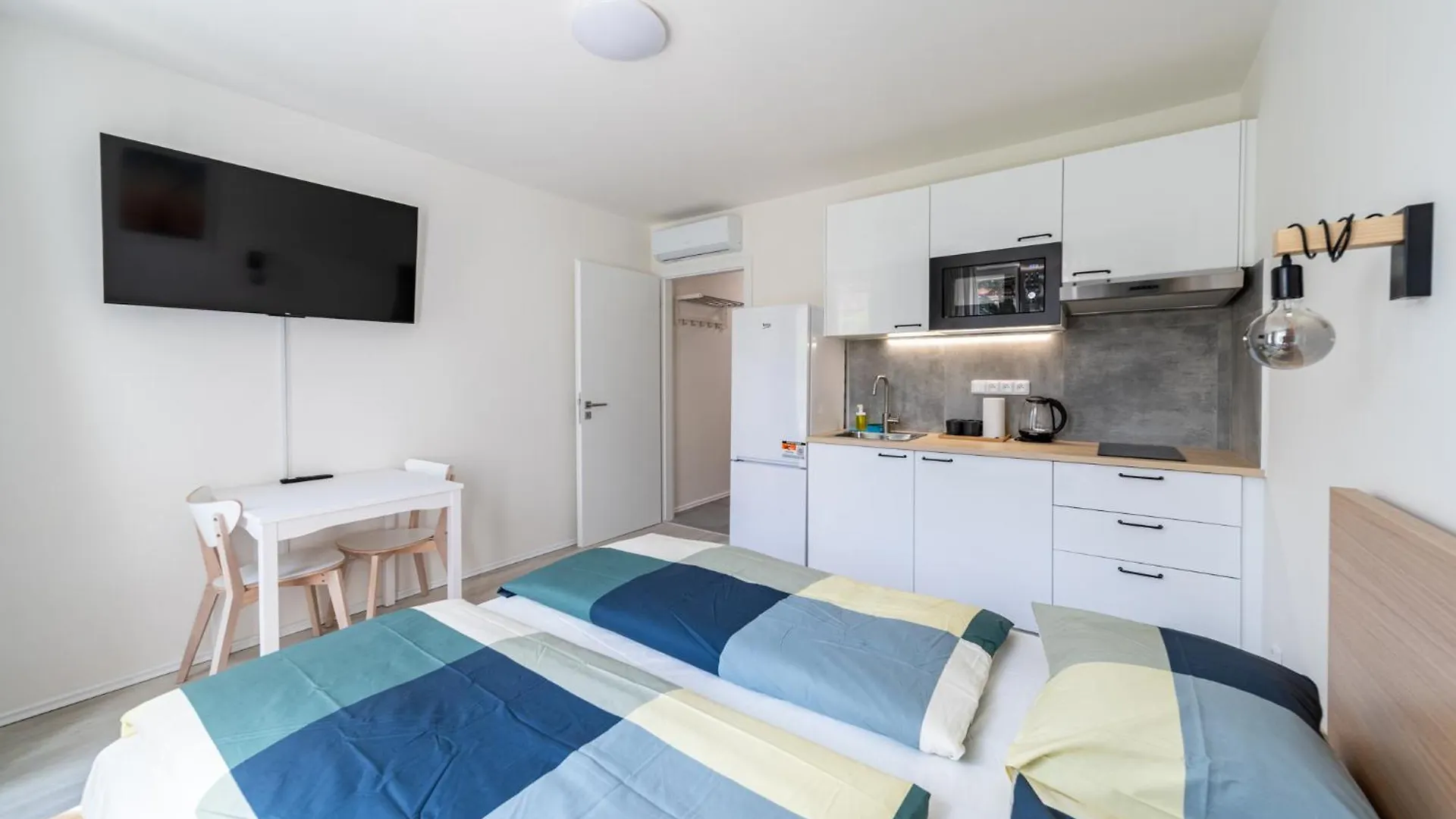 Apartments Borivojova 63 Prague 0*,