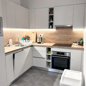 https://new-3br-big-balcony-flat-near-nyugati-trainstation.inbudapesthotels.com