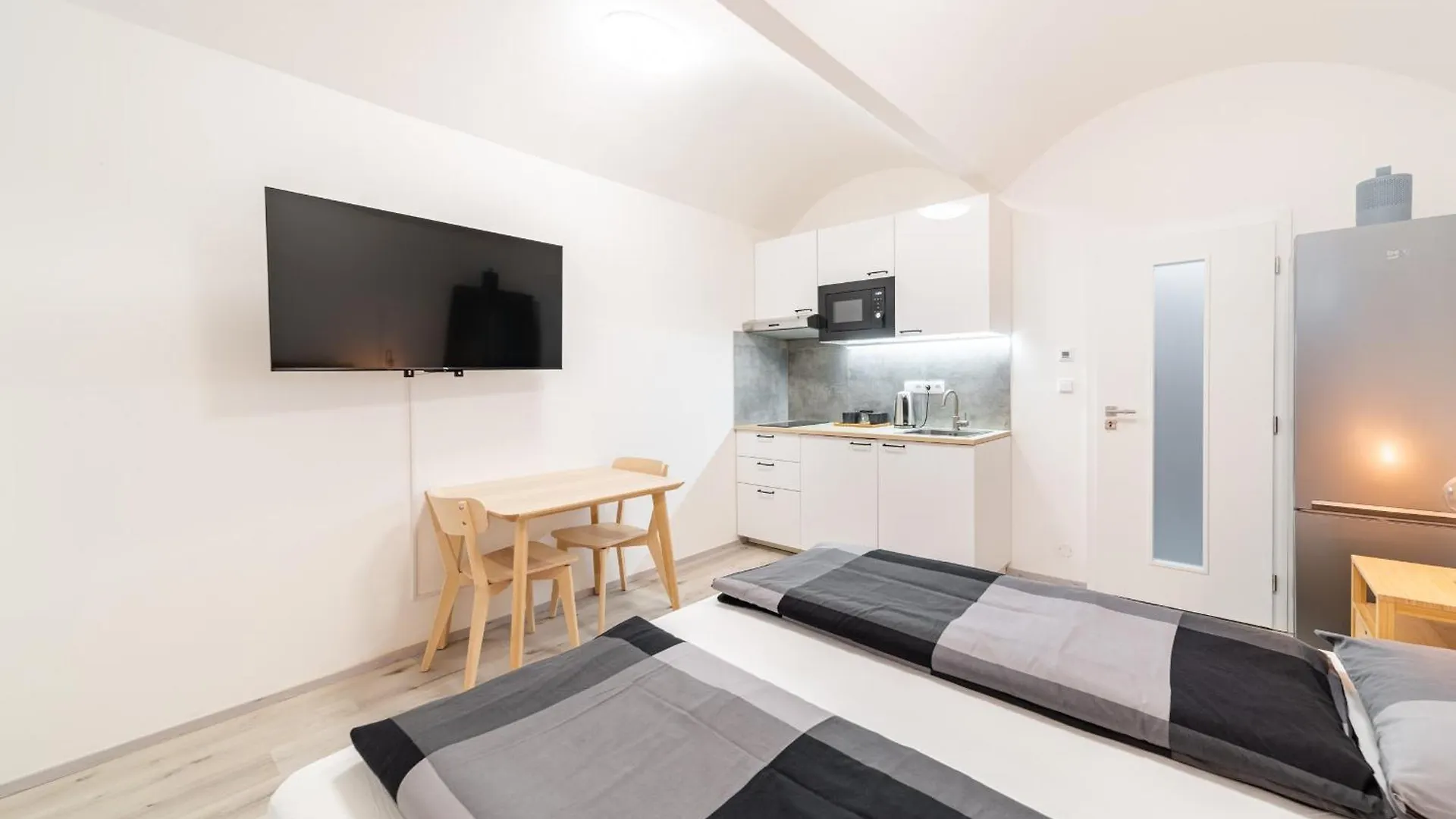 Apartments Borivojova 63 Prague 0*,